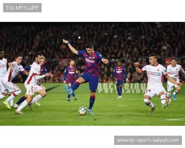 多特雷纳连续脚后跟相互配合完成小范围破门：足球技艺的巅峰展现