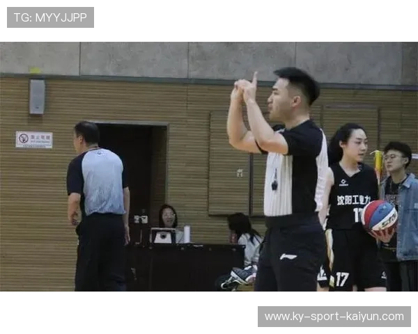 教练临场喊战术被裁判警告