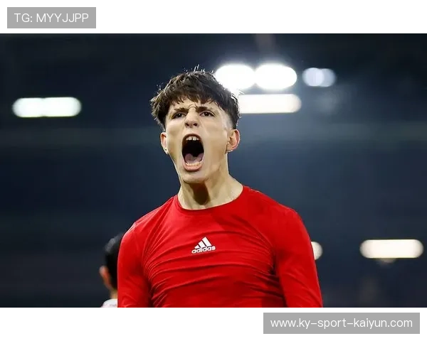 曼联中路推进后加速刺穿防线,加纳乔倾门偏出 曼联中路推进后加速刺穿防线,加纳乔倾门偏出