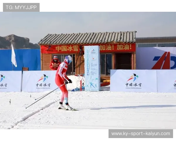 滑雪越野选手强势冲刺,终点线前滑跪庆祝 滑雪越野选手强势冲刺,终点线前滑跪庆祝